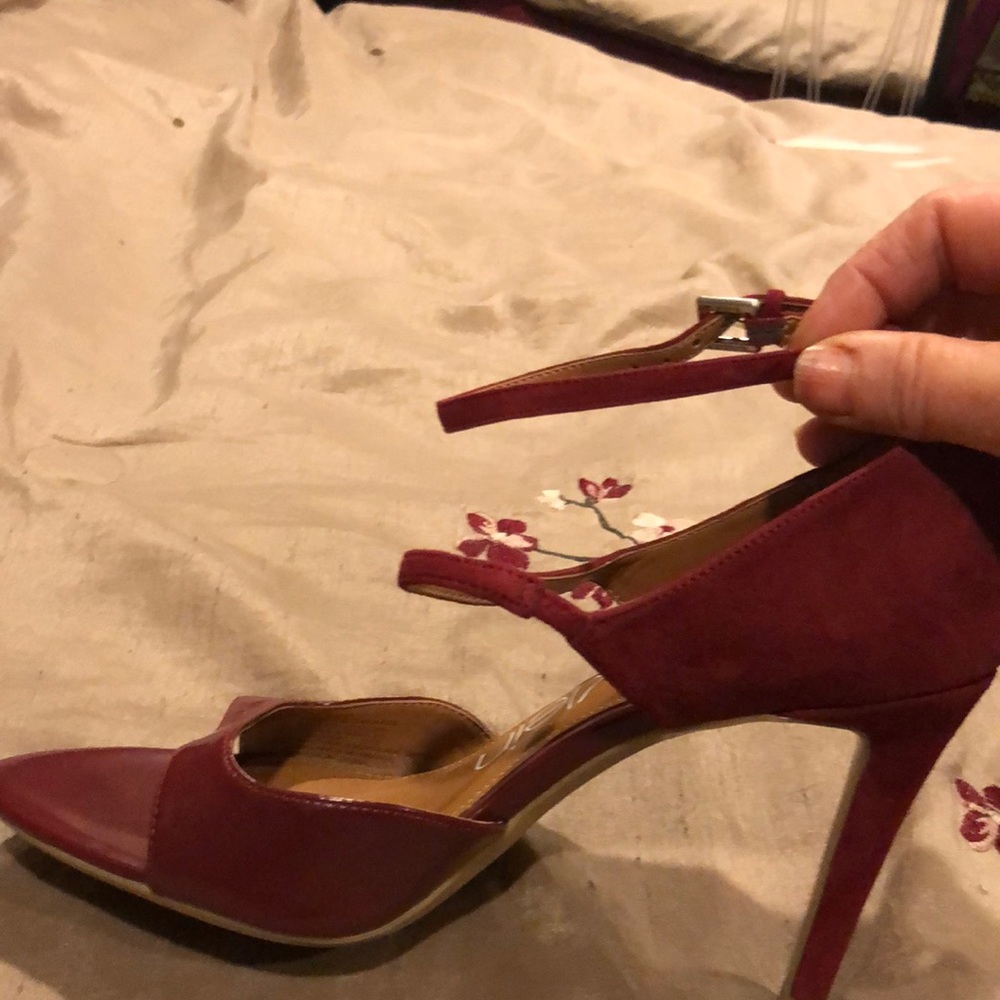 New never worn Calvin Klein red heels